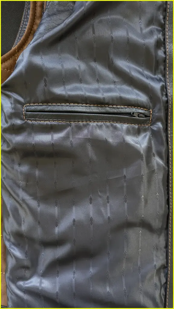 gilet right pocket.webp